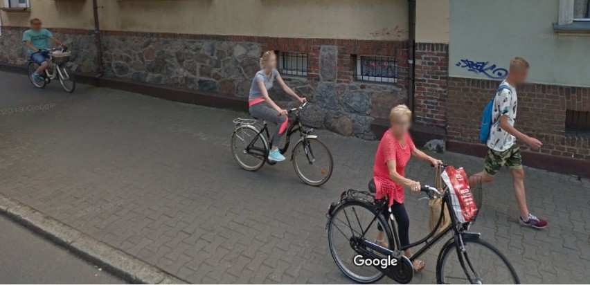 Jeżdżą rowerem po Obornikach. Nie wiedzieli, że robią im zdjęcia. Zobaczcie kogo przyłapało oko kamery Google Street View