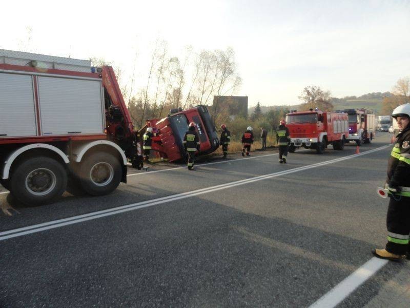 Wypadek na krajówce. Autobus pełen pasażerów zderzył się z ciężarówką