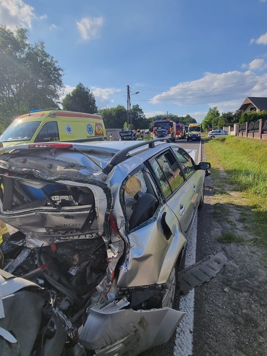 Poważny wypadek na drodze w Myszkowie! Zderzenie pięciu samochodów. Jedna osoba trafiła do szpitala