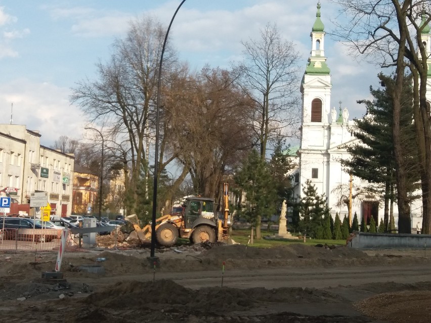 Przebudowa drogi nr 713 w Tomaszowie Maz. Zbiorniki po dawnej stacji paliw nie będą wyjmowane?