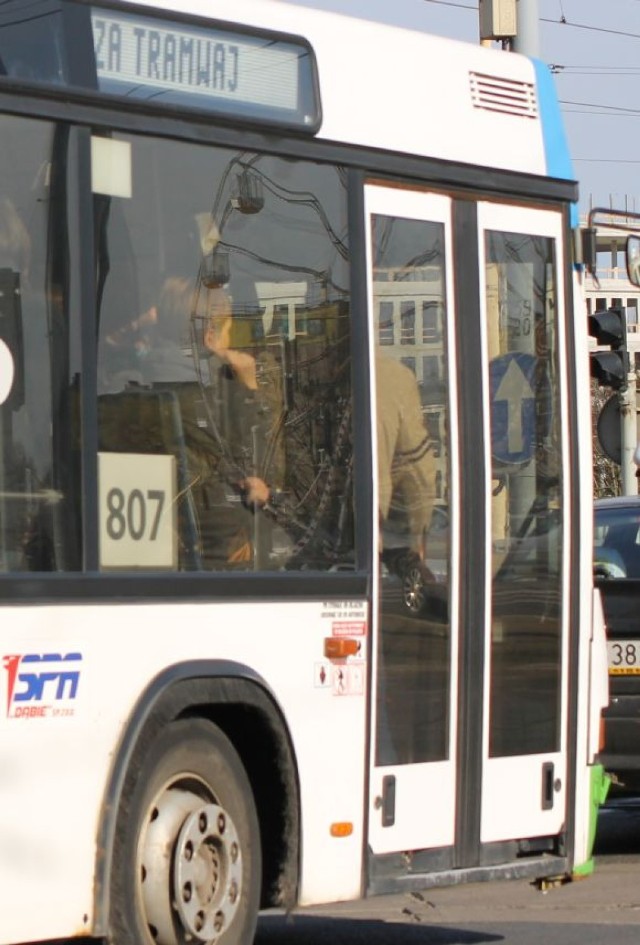 Kierowca autobusu linii 807 gwałtownie zahamował, bo jakiś ...