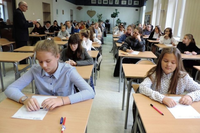 Kilkadziesiąt osób odważyło się zmierzyć z pułapkami języka polskiego podczas 14. dyktanda zorganizowanego przez Klub Rozrywek Umysłowych Atena oraz bibliotekę w Strzelnie.



Flesz - wypadki drogowe. Jak udzielić pierwszej pomocy?

