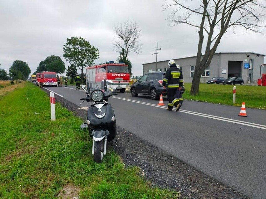 Zderzenie samochodu osobowego ze skuterem. Jedna osoba trafiła do szpitala