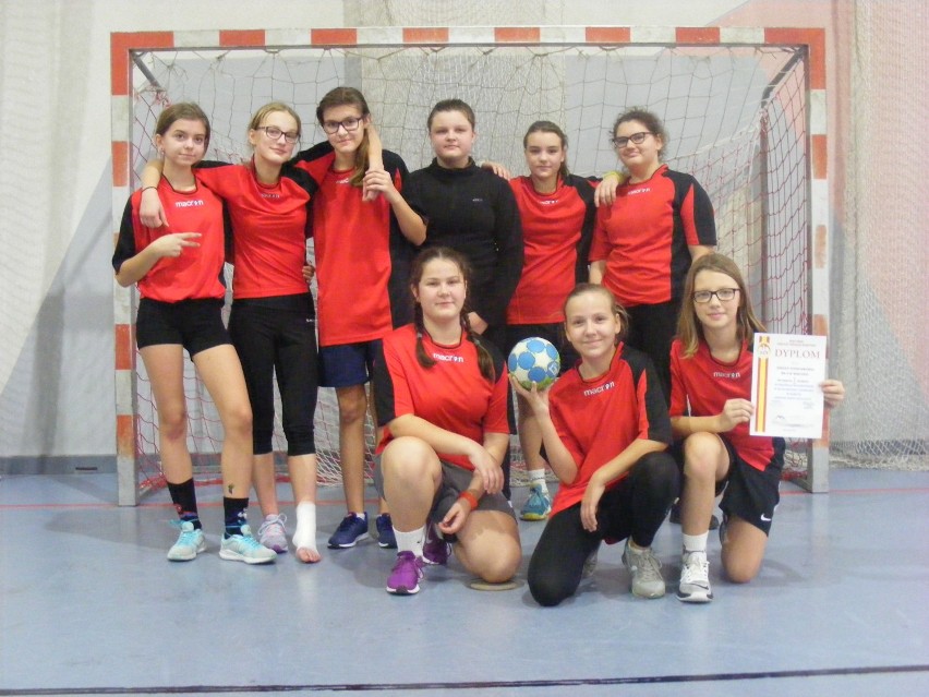 Drużyna dziewcząt z wieluńskiej czwórki awansowała do łfinału mistrzostw województwa[FOTO, WYNIKI]
