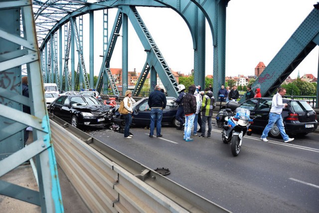 Toruń: Na moście Piłsudskiego zderzyły się dwa auta. Powstały ogromne korki