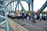 Toruń: Na moście Piłsudskiego zderzyły się dwa auta. Powstały ogromne korki