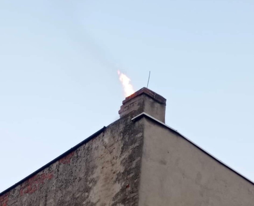 Pożar w budynku mieszkalnym w centrum Wronek zaniepokoił mieszkańców [FOTO]