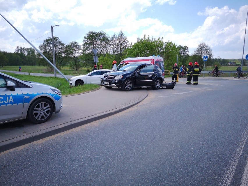 Pijany kierowca dachował w Spale, w Zaborowie II na zakręcie zderzyły się trzy samochody [ZDJĘCIA]