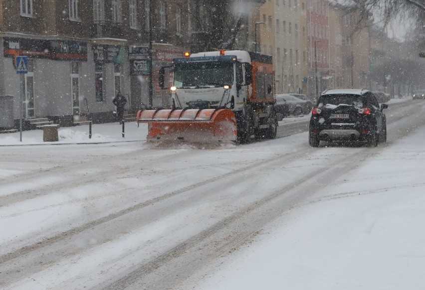Zima nie odpuszcza. Intensywne opady śniegu w Radomiu trwają...