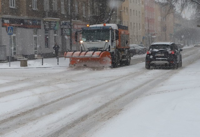 Zima nie odpuszcza. Intensywne opady śniegu w Radomiu trwają niemal bez przerwy już od godziny 9. rano. Biały puch pokrył prawie wszystko. Panują trudne warunki na ulicach i chodnikach.

>