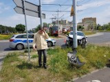 Wypadek na pl. Hoffmanna w Toruniu. Zderzenie tramwaju i samochodu. Jedna osoba ranna [ZDJĘCIA]