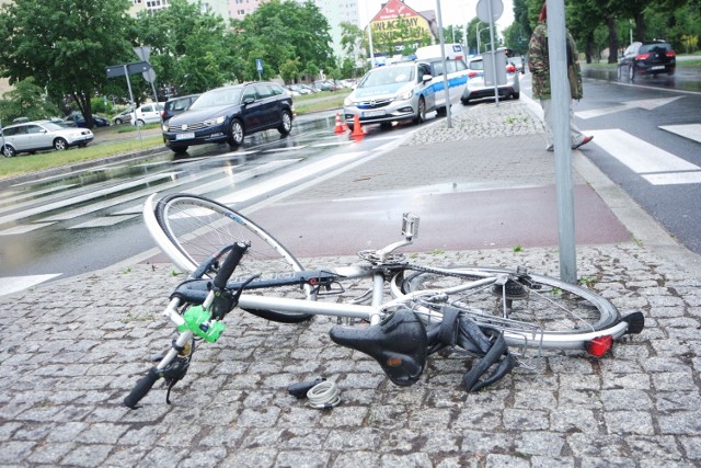 Wypadek z udziałem rowerzysty na rondzie im. 9. Zaodrzańskiego Pułku Piechoty