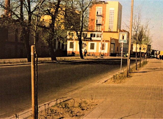 Prezentujemy archiwalne zdjęcia ulicy Święciechowskiej i po sąsiedzku - ulicy Kardynała Wyszyńskiego, sprzed wielu lat. Zdjęcia pochodzą ze zbiorów Mariana Poprawskiego, wieloletniego szefa służb drogowych w Lesznie.
