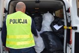 Blisko 300 sztuk odzieży z zastrzeżonymi znakami towarowymi zabezpieczyli policjanci z Żar oraz funkcjonariusze Straży Granicznej z Tuplic