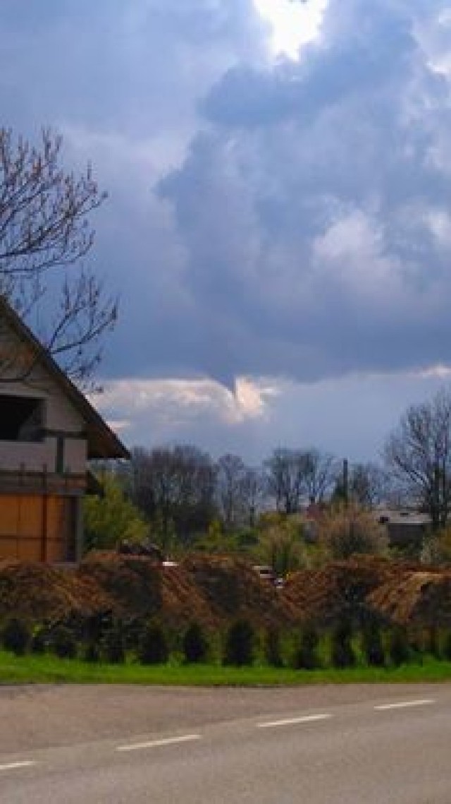 Lej kondensacyjny - zalążek trąby powietrznej zaczął tworzyć się w okolicach wsi Marynowy