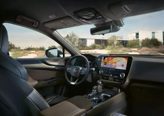 Lexus NX Overtrail ma 10-calowy wyświetlacz HUD, 14-calowy ekran systemu Lexus Link Pro z nawigacją w chmurze, bezprzewodową obsługą Apple CarPlay i Android Auto
