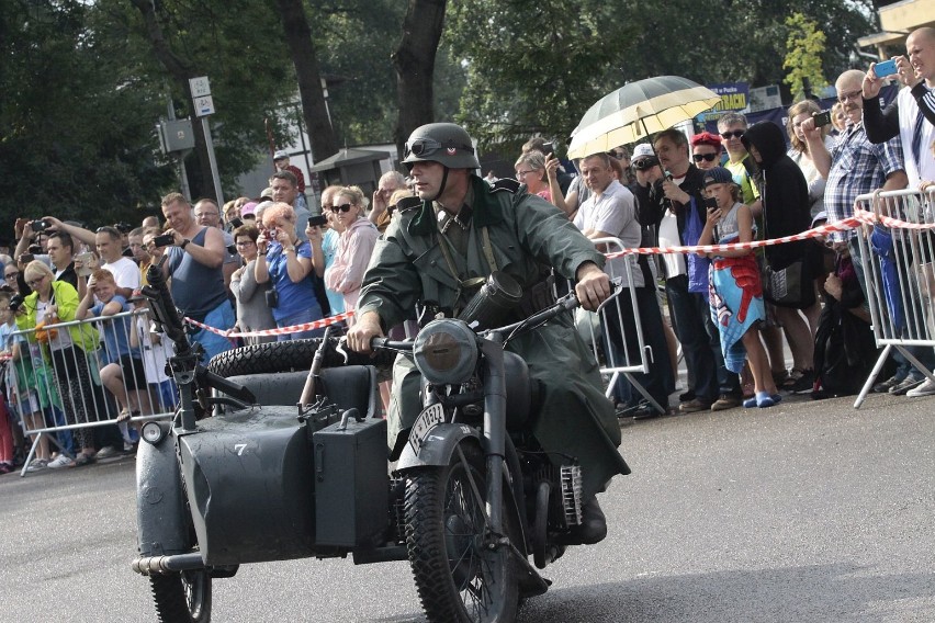 Lotniczy Puck 2016, dzień 1. Rekonstrukcje pod farą