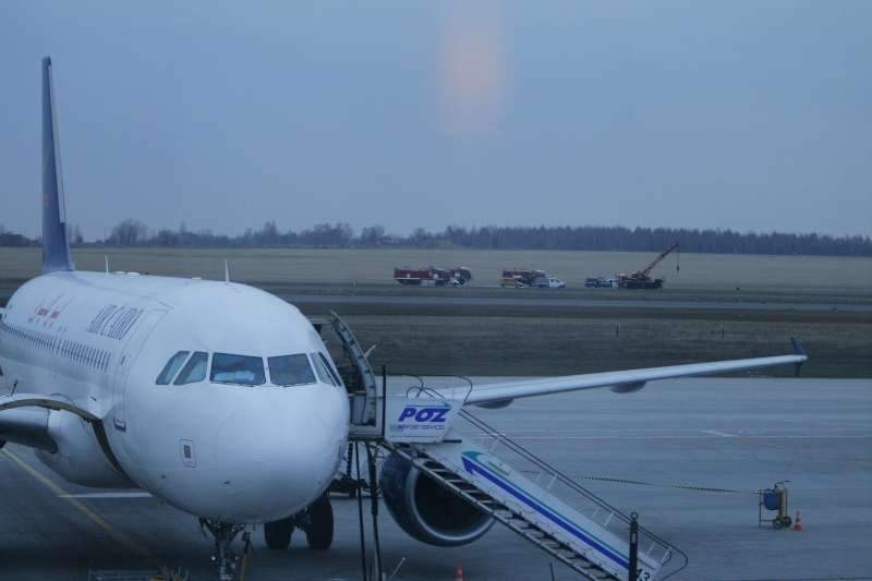 Prywatny samolot wylądował awaryjnie na poznańskim lotnisku...