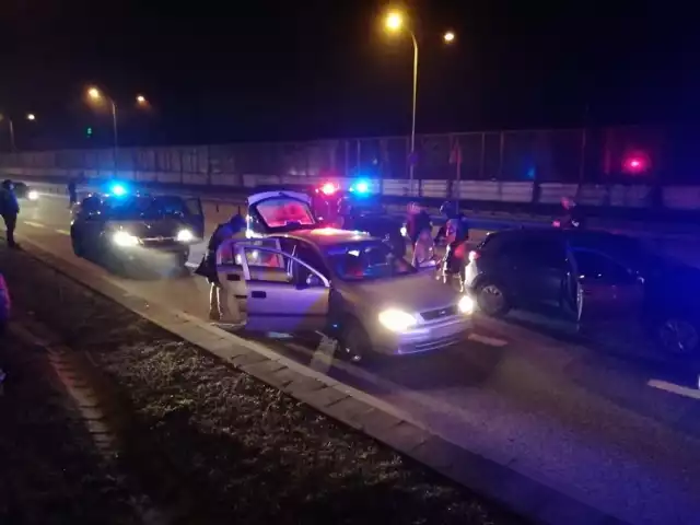 Policjanci rozbili 5-osobową szajkę, która włamywała się do tirów z towarem parkujących przy autostradach i drogach ekspresowych w Polsce centralnej. Rabusie to notowani już wcześniej mieszkańcy Otwocka w wieku od 30 do 43 lat. Wszyscy zostali aresztowani. Grozi im do 10 lat więzienia. CZYTAJ WIĘCEJ NA KOLEJNYM SLAJDZIE>>>