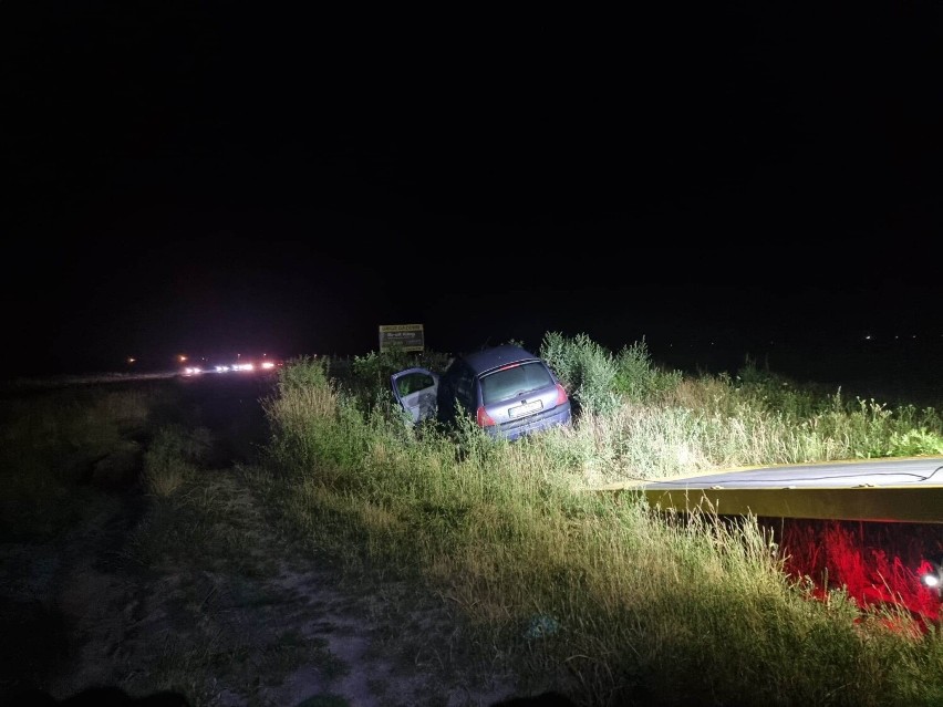 Nocne dachowanie w Kaliszu. Za kierownicą pijany 19-latek. ZDJĘCIA