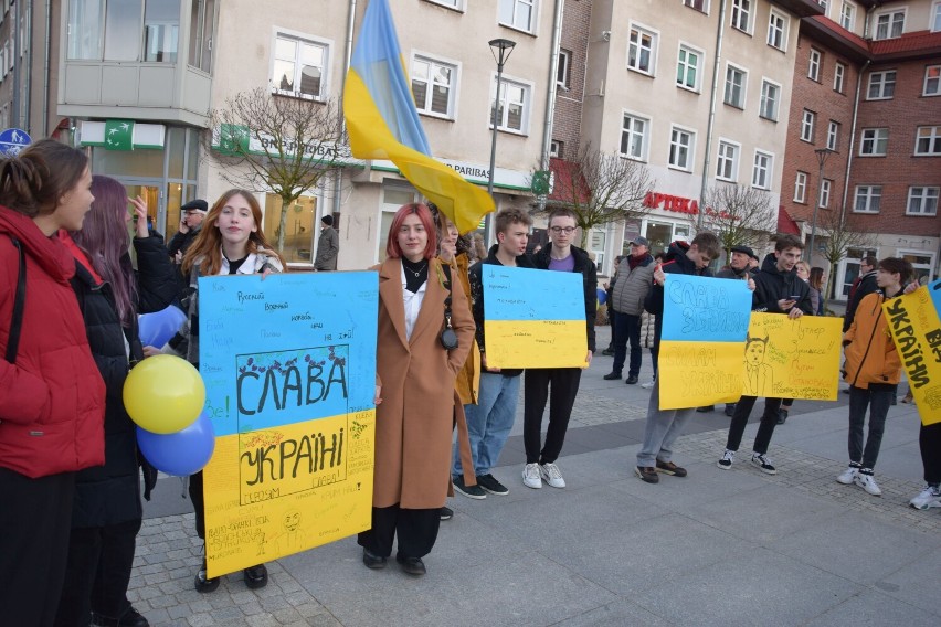 Marzec, manifestacja poparcia dla walczącej z rosyjską...
