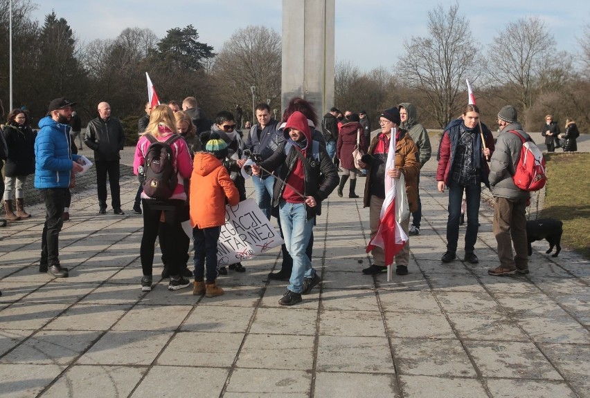 "Stop plandemii i segregacji sanitarnej". Przeciwnicy obostrzeń spotkali się w parku Kasprowicza. 