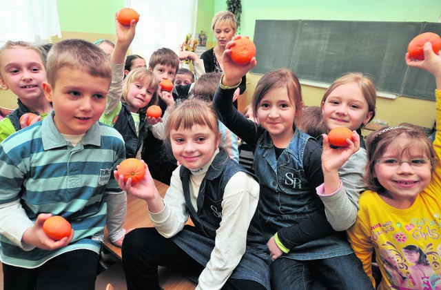 Uczniowie klasy I  w Szkole Podstawowej nr 1 będą otrzymywać porcje warzywno-owocowe w ramach programu "Owoce w szkole"