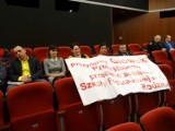 Rodzice protestowali na sesji przeciw rejonizacji szkół w Pile, po reformie oświaty
