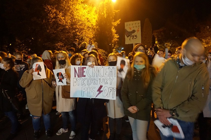 Czarny protest w Kraśniku. Tłumy mieszkańców protestowały po wyroku TK w sprawie aborcji. Zobacz zdjęcia