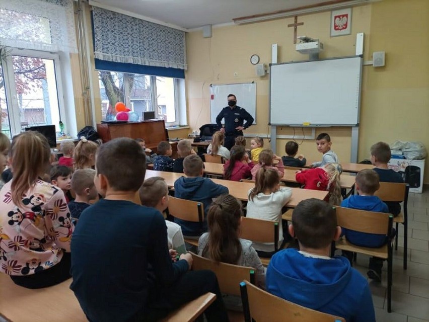 Wizyta dzielnicowego w szkole i przedszkolu w Gościeszynie.