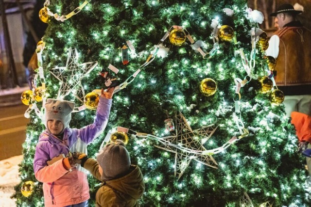 W gdańskiej dzielnicy Jasień, aby zobaczyć pierwszą choinkę bożonarodzeniową w mieście, pojawiło się sporo mieszkańców i przedstawiciele władz miasta. Kolejne choinki rozbłysną w Gdańsku w kolejnych dniach.
