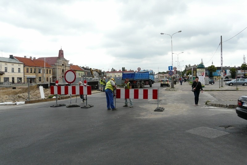 Plac Kościuszki zamknięty. W poniedziałek rano drogowcy zamknęli południową część [ZDJĘCIA]