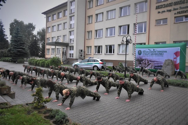 Strażnicy graniczni chętnie włączyli się w zbiórkę pieniędzy oraz akcję „pompowania dla Wojtusia”.