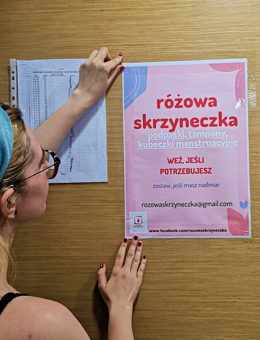 Różowa skrzyneczka w Ratuszu w Zduńskiej Woli. Co to takiego?