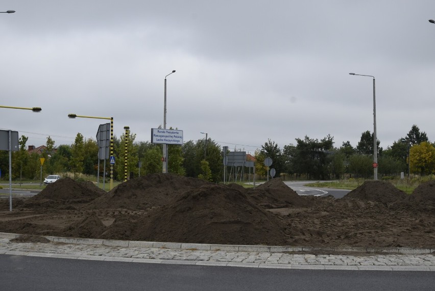 Wyrwali irgi i zwożą ziemię. Co się dzieje na rondzie u zbiegu Pieniążka i Rawskiej w Skierniewicach?