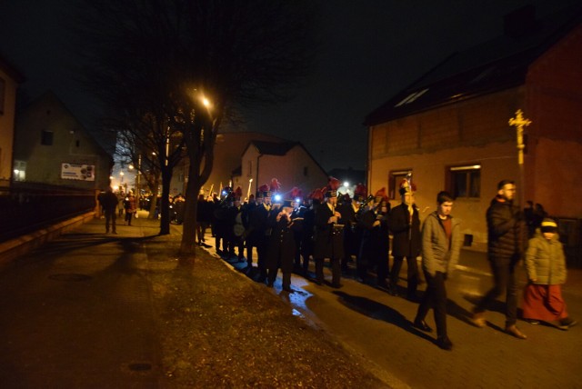 Procesja z kościoła farnego do sanktuarium św. Walentego z przystankiem przy pomniku św. Walentego, patrona miasta Bieruń