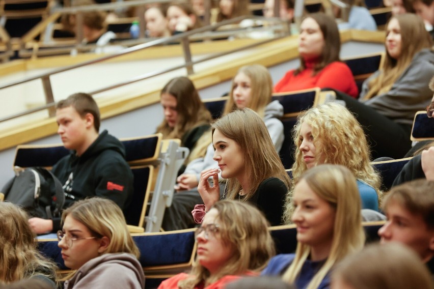 Widowiskowe pokazy chemiczne studentów Politechniki Rzeszowskiej na XXX Seminarium - Wybrane Problemy Chemii w Rzeszowie