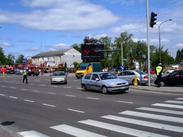 Kierowanie ruchem na skrzyżowaniu przez drogówkę na zawodach w Białymstoku - 15.05.2009 (fot. Krystian Różycki)