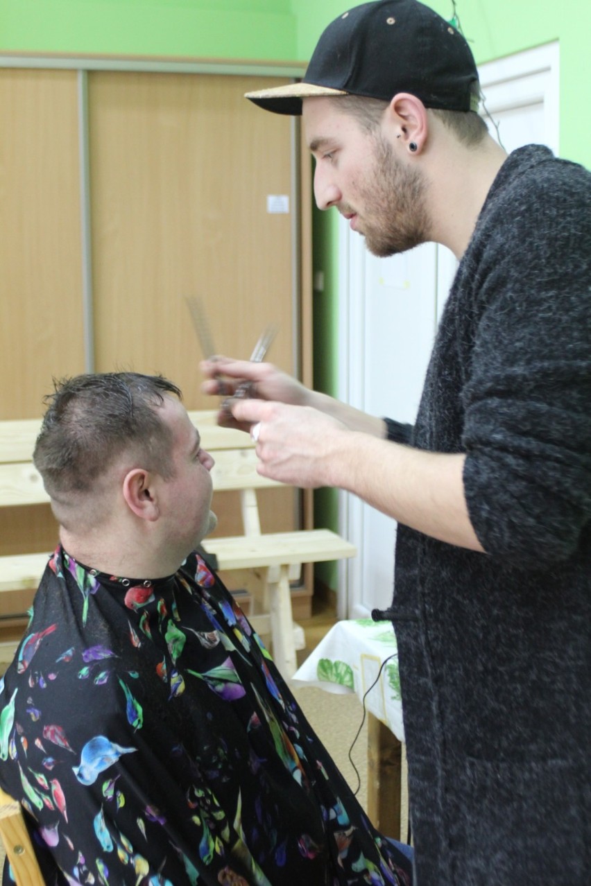Odważni członkowie stowarzyszenia MAKI decydujacy się na fryzjerskie metamorfozy