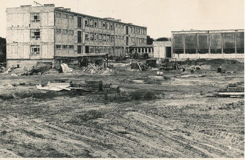 Początek lat 70. XX wieku, budowa gmachu szkoły i hali przy...