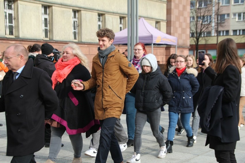 Uczniowie z Rudy Śląskiej zatańczyli poloneza na rynku.