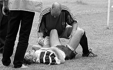 Trener Lech Strembski z Adrianem Sokalskim, brutalnie sfaulowanym przez bramkarza Unii Tczew. 
Fot. Aleksander Winter