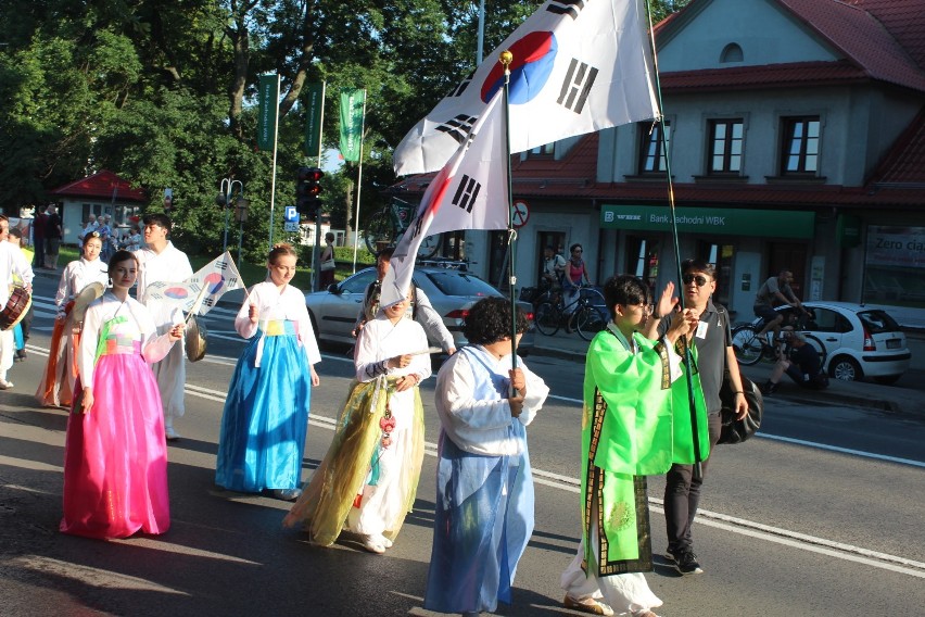 Wielobarwny korowód występujących podczas  "Eurofolku" zespołów przeszedł ulicami Zamościa (ZDJĘCIA)