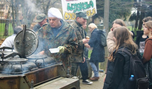 Jeszcze przed budynkiem szkoły wszystkich przywitał zapach grochówki.