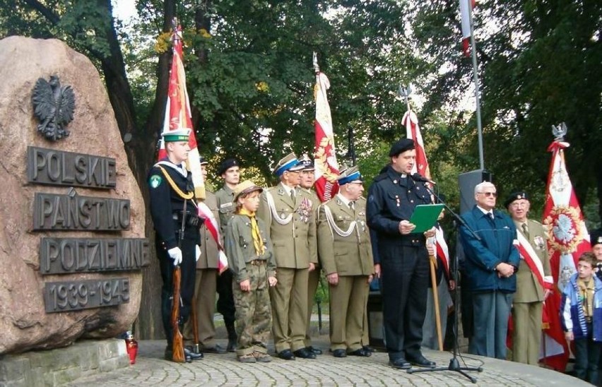 Uroczystość pod pomnikiem Polskiego Państwa Podziemnego w...