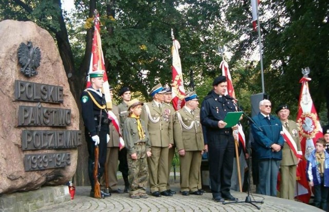 Uroczystość pod pomnikiem Polskiego Państwa Podziemnego w Gdańsku.