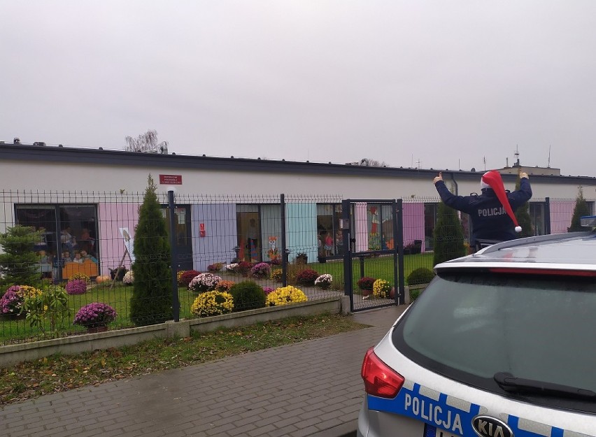 Akcja nowodworskiej policji: ,,Policjant został pomocnikiem świętego Mikołaja"