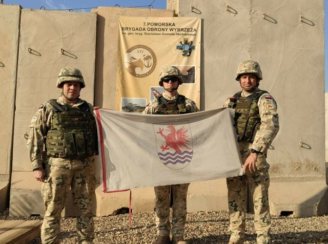 Żołnierze 7BOW na misji w Iraku zawsze mają ze sobą flagę z herbem Słupska.