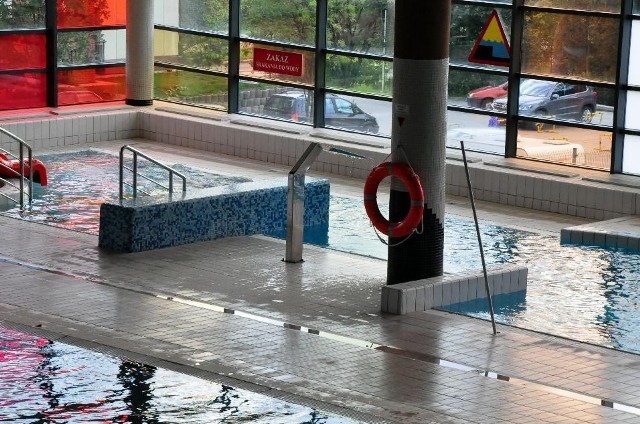 Ludzie chcą korzystać z hydroterapii, ale potrzebne do tego  urządzenia na basenie są wyłączone