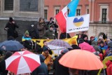 Konflikt na Ukrainie. "Protest przeciwko rosyjskiej agresji" na placu Zamkowym. Warszawa po raz kolejny wyraziła solidarność z Ukraińcami